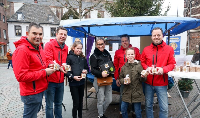 Leden van Lionsclub Venray verkochten twee weekenden stroopwafels.