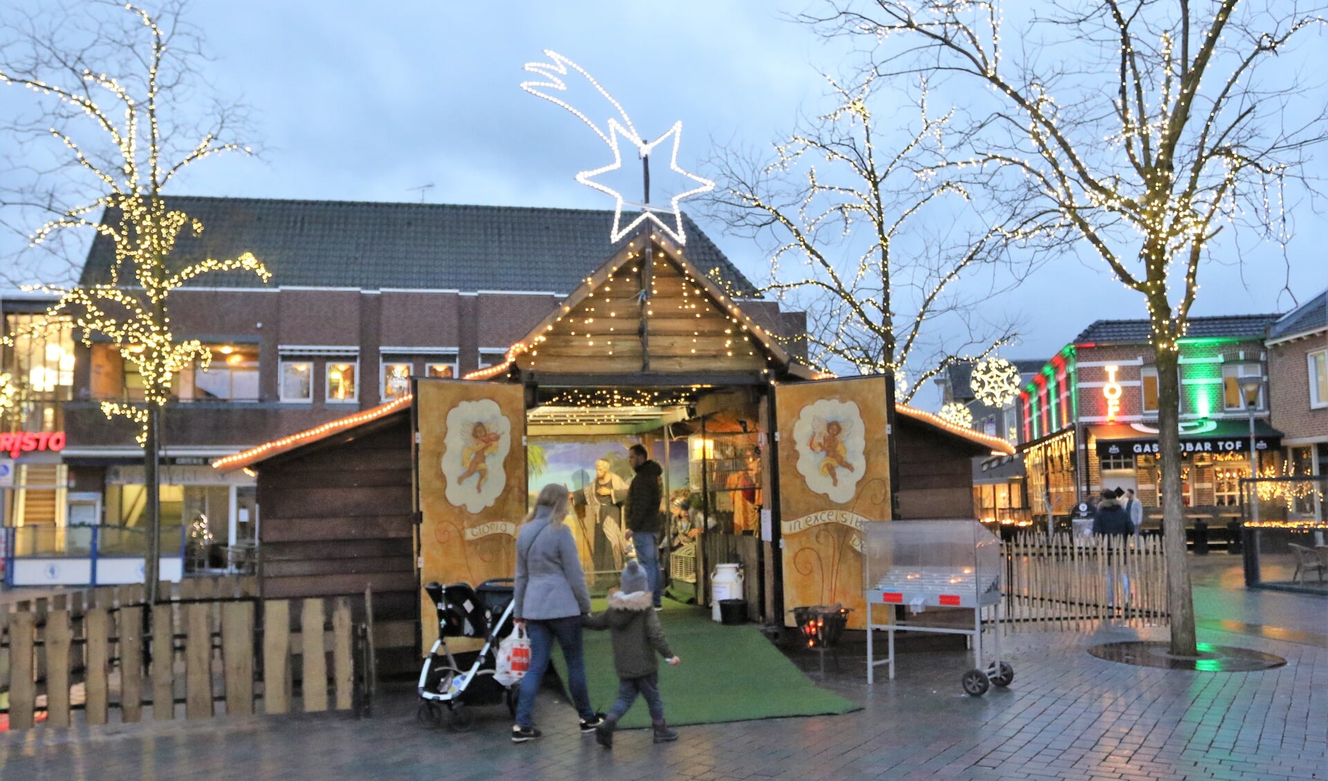 De kerststal op de Grote Markt heeft haar deuren geopend. 