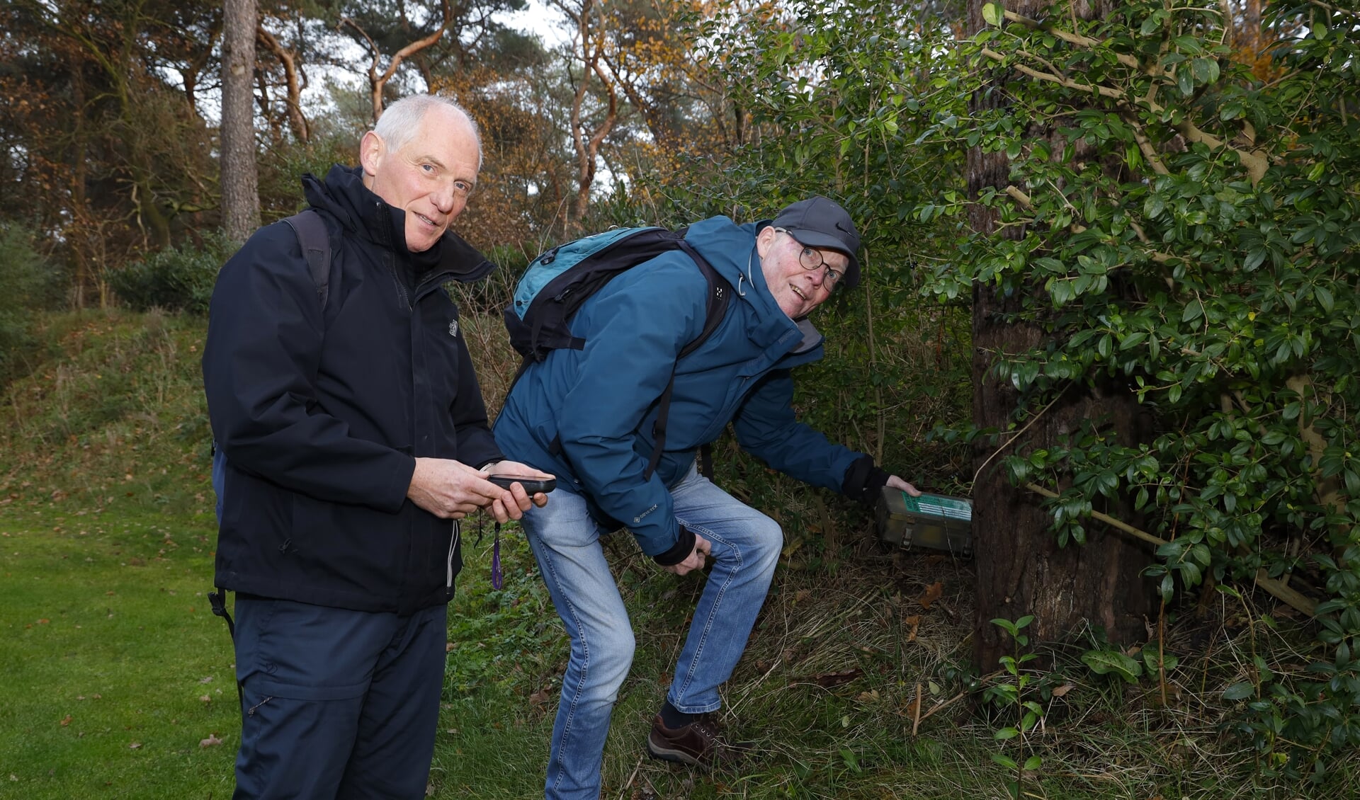 Geert Koppes (links) en Ton Steers stuiten op een cache in de buurt van Hotel Asteria in Venray.