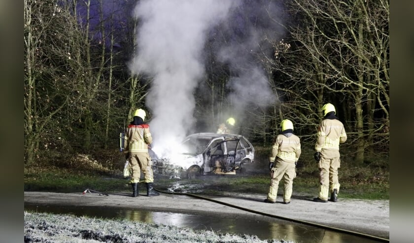 De brandweer wist de autobrand snel te blussen.