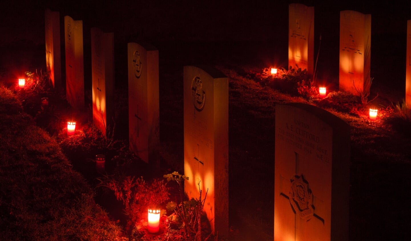Lichtjes op oorlogsgraven....