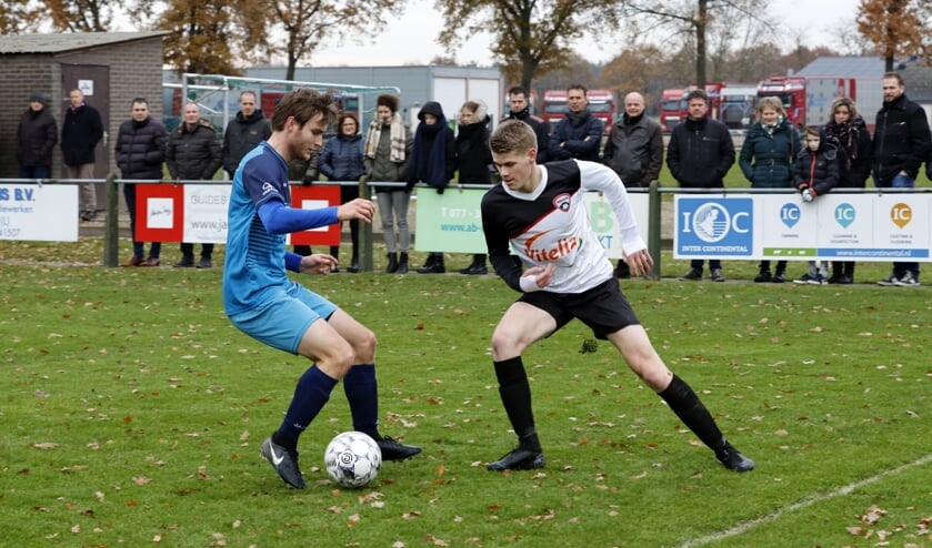 Ysselsteyn-aanvaller Mike Arts (rechts) probeert zijn tegenstander te passeren.
