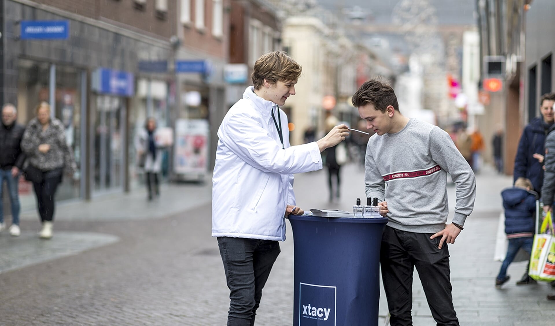 Met een nepparfumstandje vroeg de politie zaterdag in Venray en Ysselsteyn aandacht voor het herkennen van een xtc-lab. 