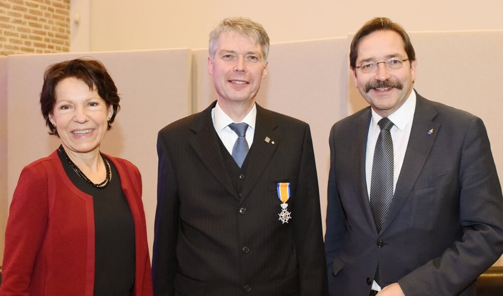 Hans Gilissen werd vrijdag geridderd door gouverneur Theo Bovens.  