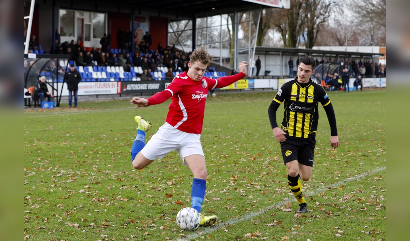 Buitenspeler Bram Vievermans geeft de bal voor namens SV Venray.