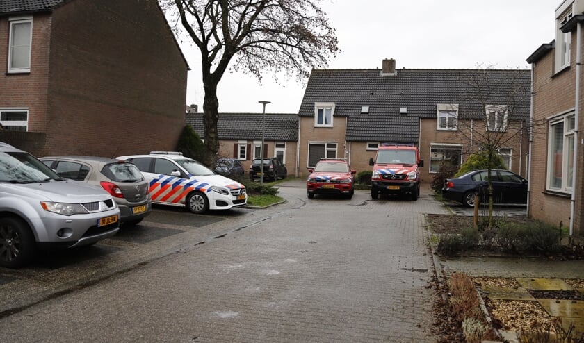 Brandweer en politie zijn in de woning bezig met het onderzoek.
