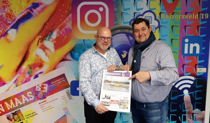 Christ van den Munckhof (l.) en Chris Smits tonen de voorpagina van Maasduinen Courant.