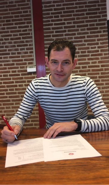 Ron Spruit zet zijn handtekening onder het contract met Hegelsom.