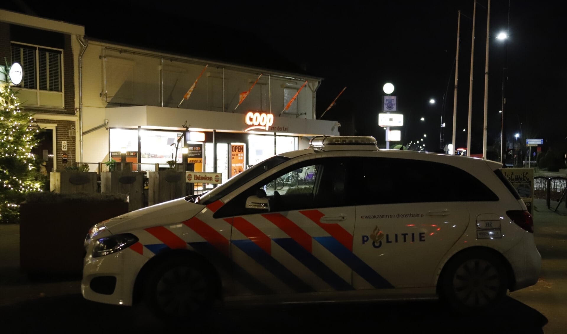 De politie is op zoek naar een man die dinsdagavond een overval pleegde op supermarkt Coop in Ysselsteyn