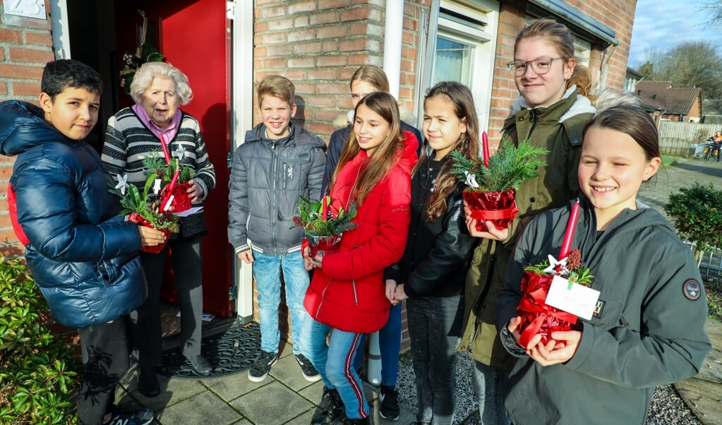 Ouderen kregen in Oostrum een kerststukje aangeboden door de leerlingen van de basisschool.