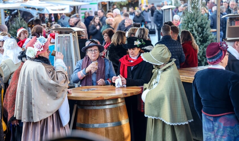 Leden van koor Sezaco uit Sevenum genieten zaterdagmiddag van een drankje op het terras.