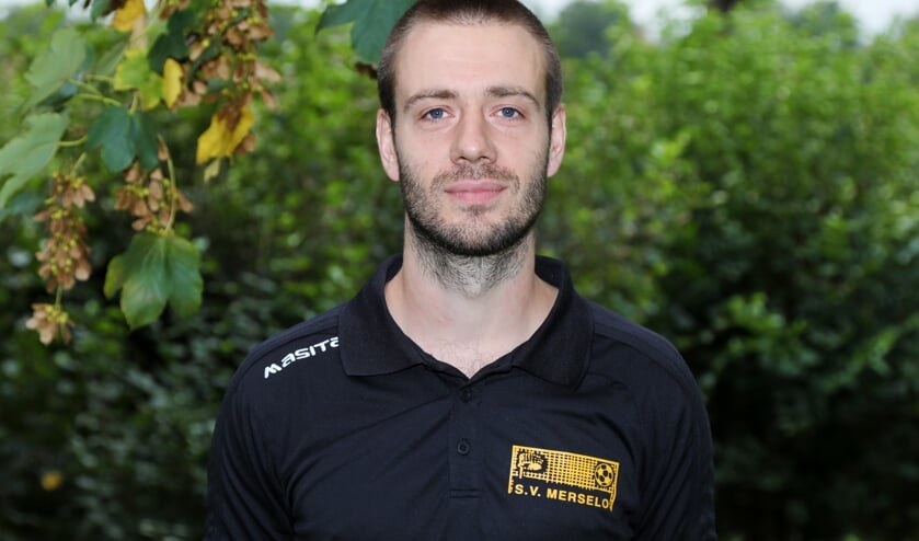 Voetbaltrainer Stef van Asten heeft zijn contract verlengd bij Merselo