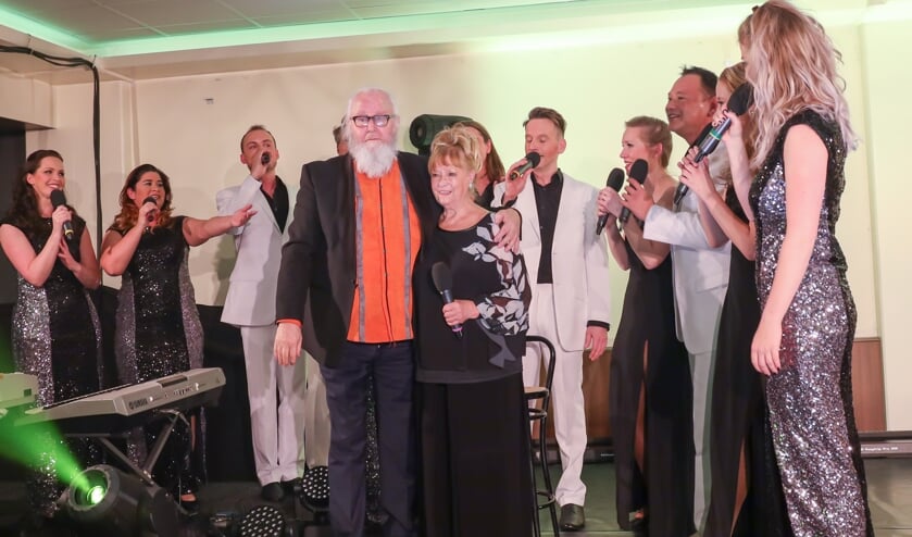 Met een muzikale ode namen de artiesten afscheid van Lynn en Lex Steverink.