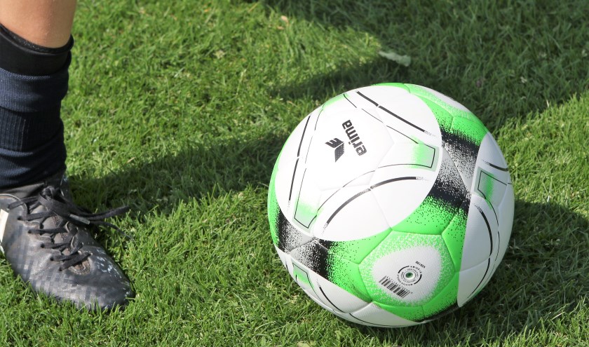 De amateurvoetballers trappen de komende zondagen een half uur eerder af.