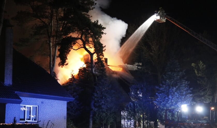 Brand heeft zaterdagochtend voor veel schade gezorgd aan een woning aan de Everestlaan in Venray.