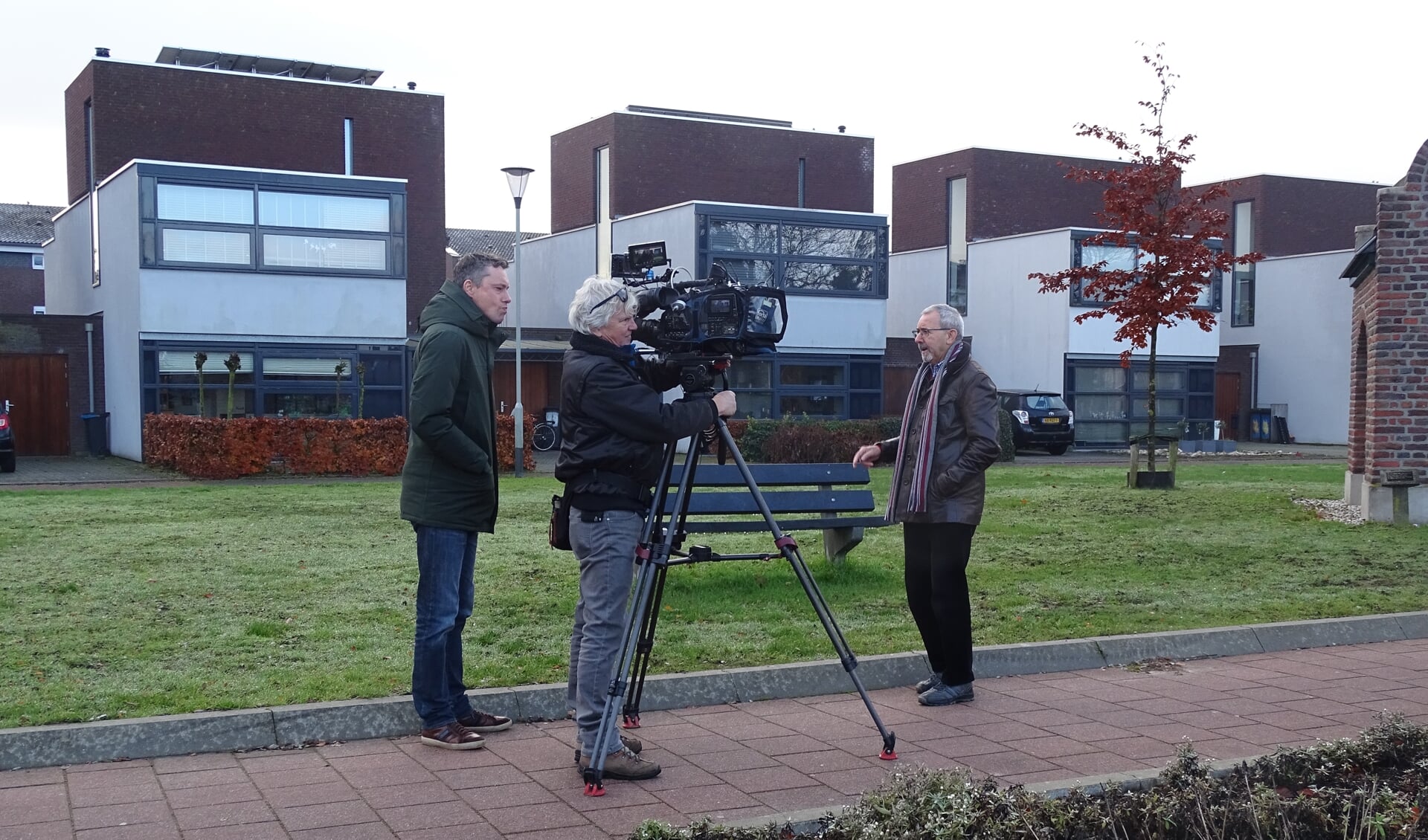 Jan Strijbos vertelt voor de camera van RTL4 over het gehucht Lull. 