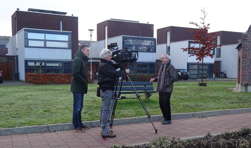 Jan Strijbos vertelt voor de camera van RTL4 over het gehucht Lull.