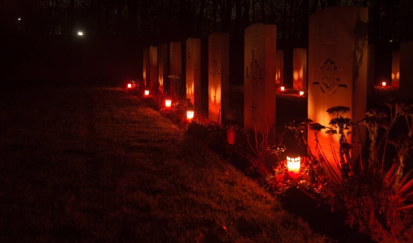 Lichtjes op oorlogsgraven, ook op de Engelse begraafplaats in Overloon.
