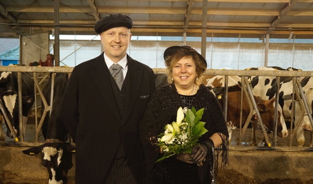 Het boerenbruidspaar John Ebbers en Mieke Jacobs. 