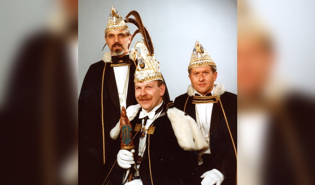Het trio van de Piëlhaas in 1983: prins Piet Hermans en zijn adjudanten Piet Voermans en Karel Beerkens. Foto: Hoedemaekers. 