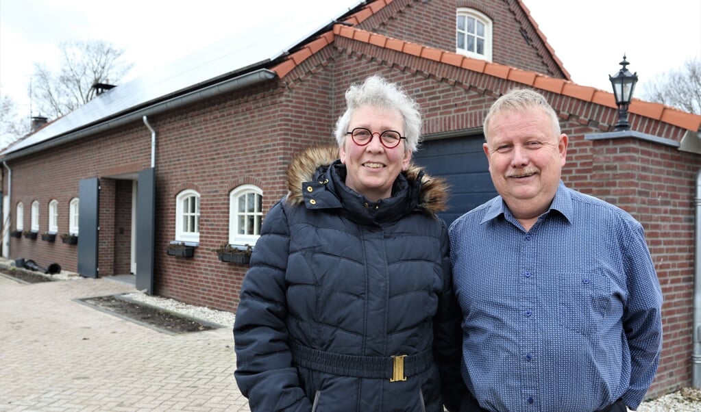 Elly en Kees Oudshoorn voor het nieuwe gedeelte van de zorgboerderij. Foto: Henk Lammen
