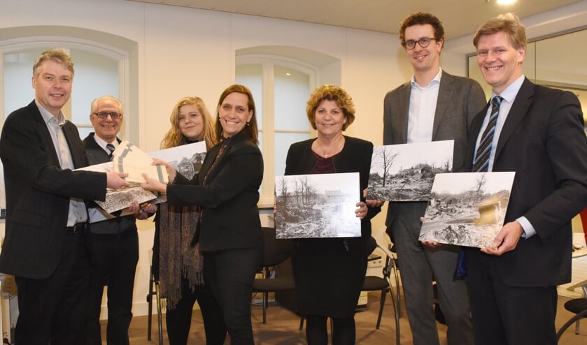 Saskia Hoedemaekers overhandigt de negatieven aan burgemeester Gilissen. Foto: Hoedemaekers Venray
