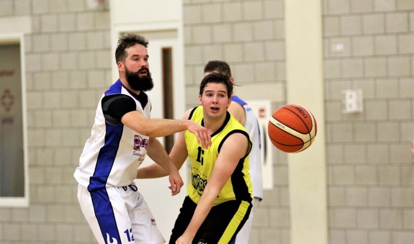 De basketballers van Jumpers'76 waren te sterk voor BV Schijndel: 73-64. Foto: Henk Lammen.