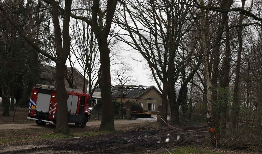 Het dak van de loods is verloren gegaan. Foto: SK-media.nl.