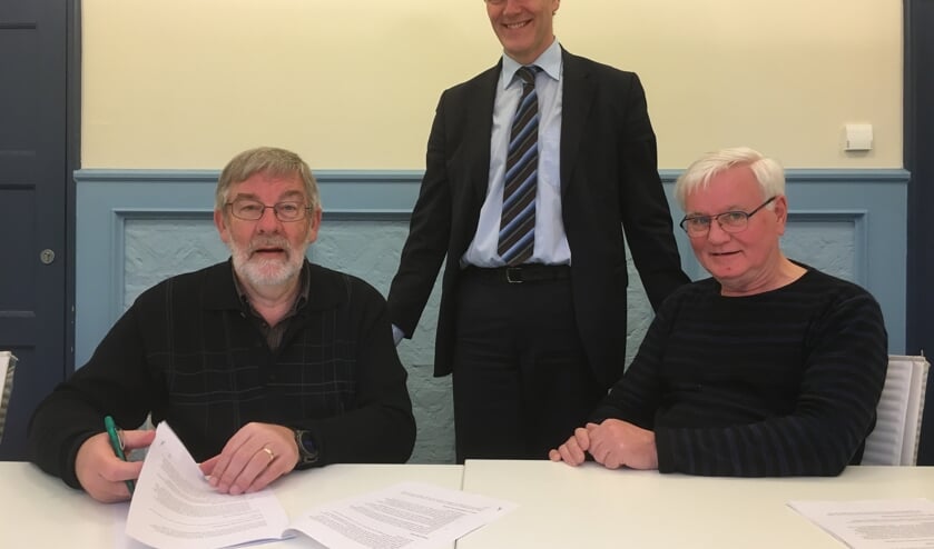 De ondertekening van de overeenkomst.