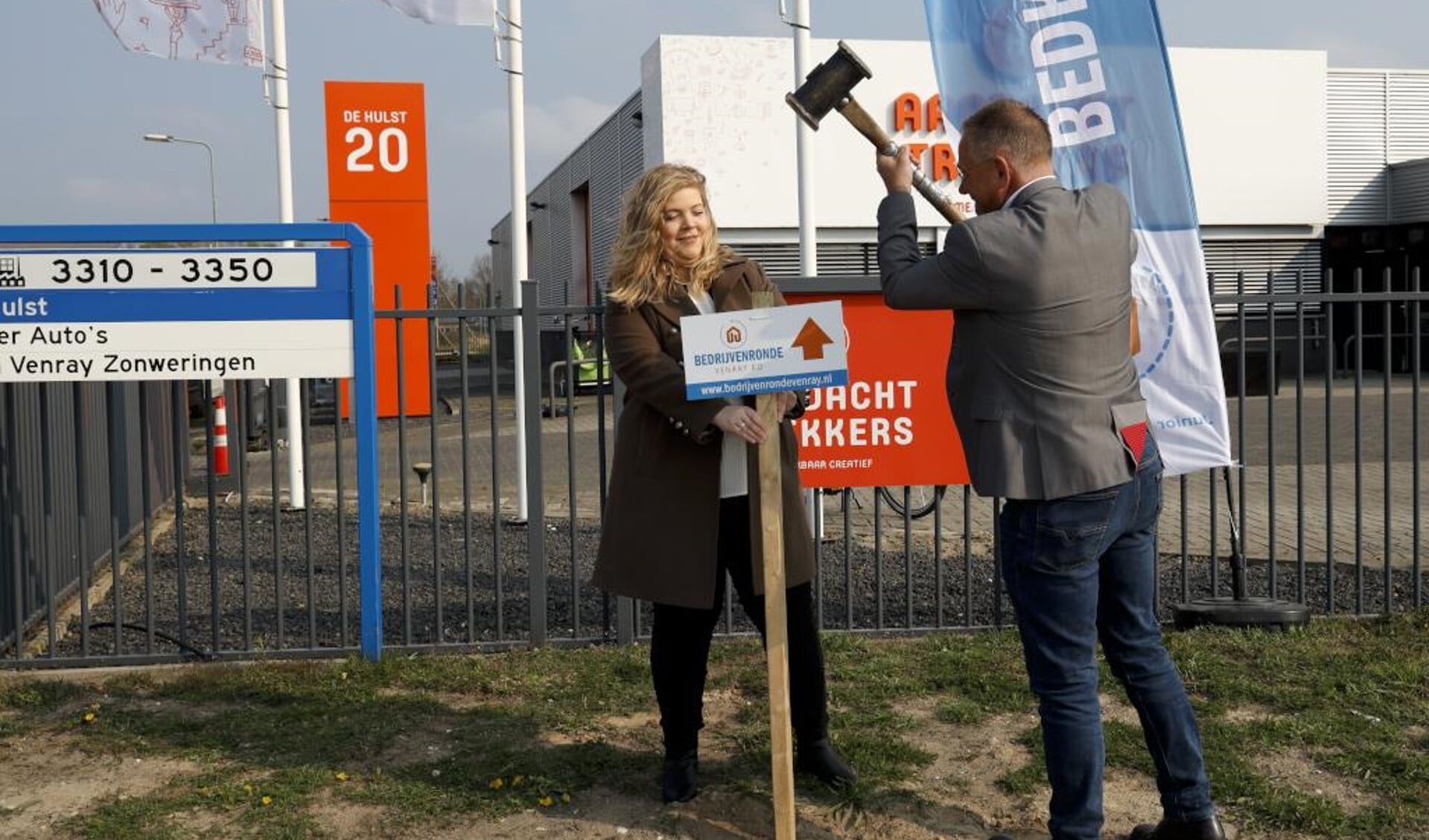 Jan Jenneskens (Gezondste Regio 2025) en wethouder Anne Thielen zetten de bedrijvenronde in gang. Foto: Rikus ten Brücke. 