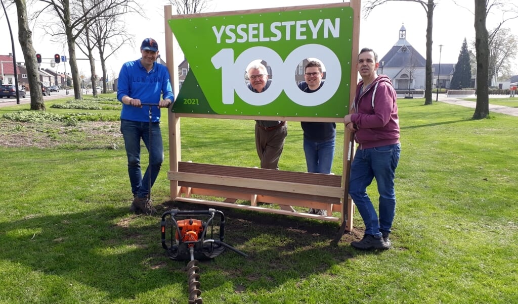 De werkgroep Ysselsteyn100. Van links naar rechts: Marcel Arts, Lei Potten, Luc Janssen en Ruud Janssen. Willy Janssen ontbreekt op foto.