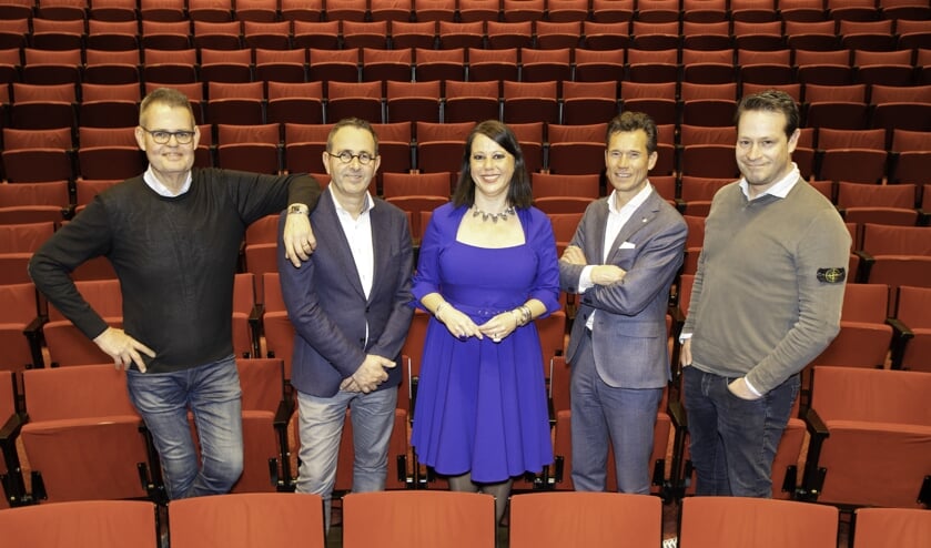 Foto v.l.n.r. : Henk Luiten (TheaterHotel De Oranjerie), Paul Franssen (Schouwburg Venray), Brigitte van Eck (Munttheater), Leon Thommassen (De Maaspoort Theater & Events), Dries Floris (DOK6 Theater). Foto: Rob Nijpels