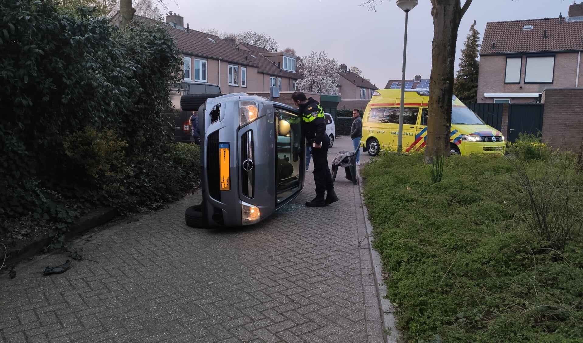 Auto komt op zijkant terecht in Venrayse woonwijk. Foto: SK-Media. 
