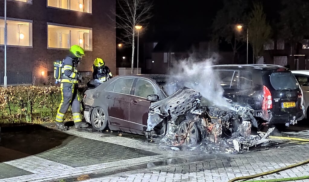 Een Mercedes ging  in de nacht van dinsdag aan de Circusroos in vlammen op. Foto: SK-Media.