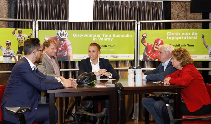 Van links naar rechts: Nick van den Bosch, Maurice Ambaum, Jaap Litjens, Eric Geurts en Carla Brugman praten over de BinckBank Tour en duurzaamheid. Foto: Rikus ten Brucke