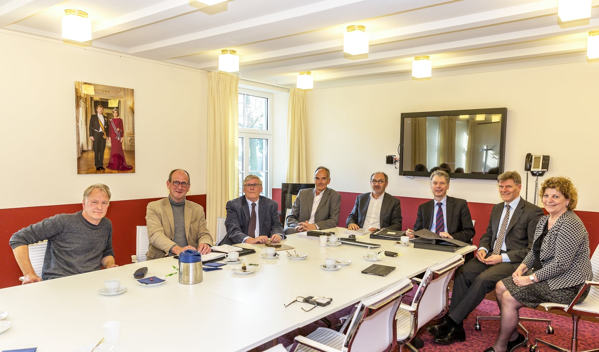 Op de foto van links naar rechts: John Schouten, Anne aan de Wiel, Jan Wittenberg, Rob Schoots, Ger Peeters, Hans Gilissen, Jan Loonen en Carla Brugman.