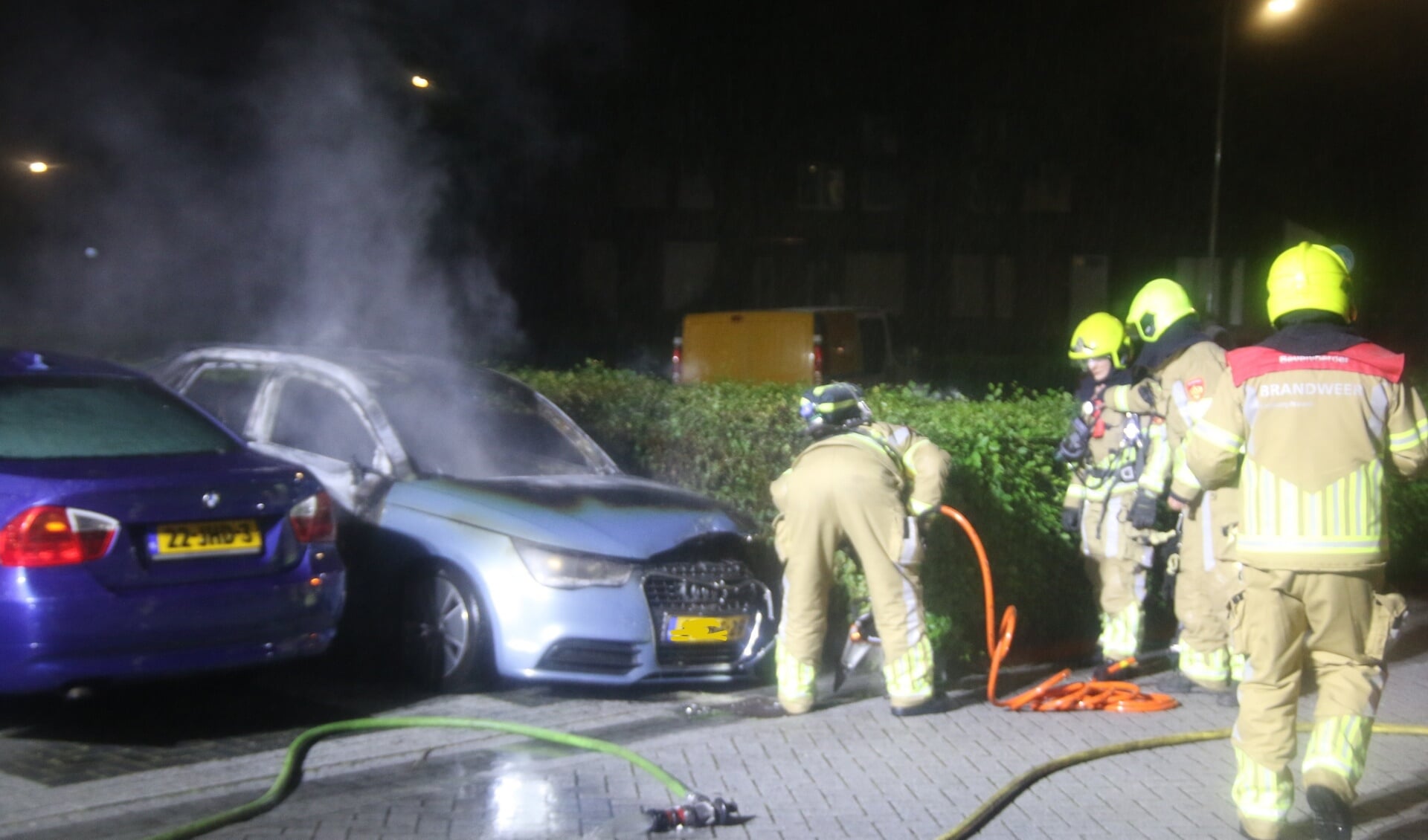 Een Audi brandde in de nacht van zondag op maandag volledig uit. 