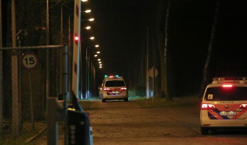 Tijdens een vechtpartij bij het azc in Overloon rukte de poltie uit.