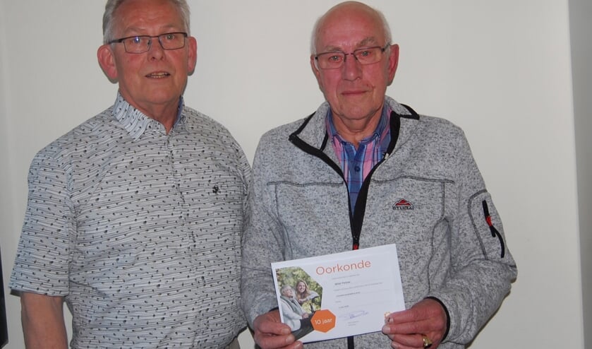 Rechts Wiel Pelzer, links voorzitter Jo van Lieshout