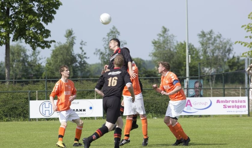 Sporting ST won zondag het kelderduel in de vijfde klasse D met 4-2 van Kronenberg.