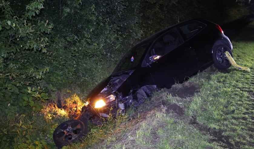 Botsing op Zeilbergseweg: auto in sloot.