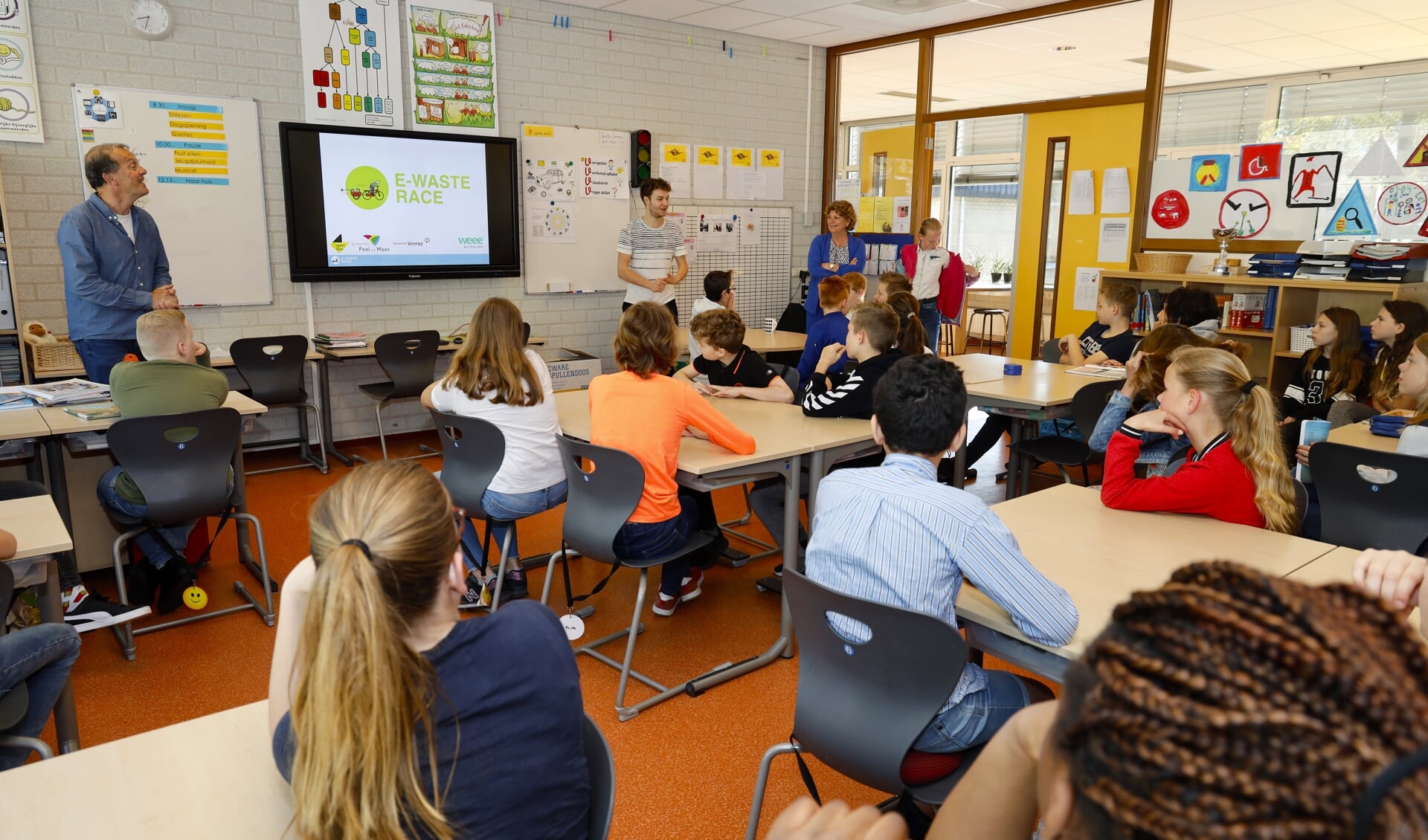 Leerlingen van de Hommel luisteren aandachtig tijdens de kick-off van de E-waste Race. 