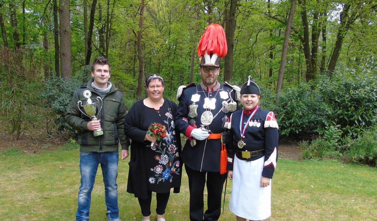 De winnaars van het koningsvogelschieten.
