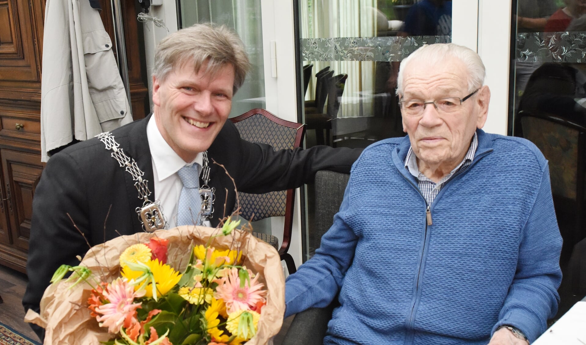 Locoburgemeester Jan Loonen bezocht de 100-jarige Piet Gommans. 
