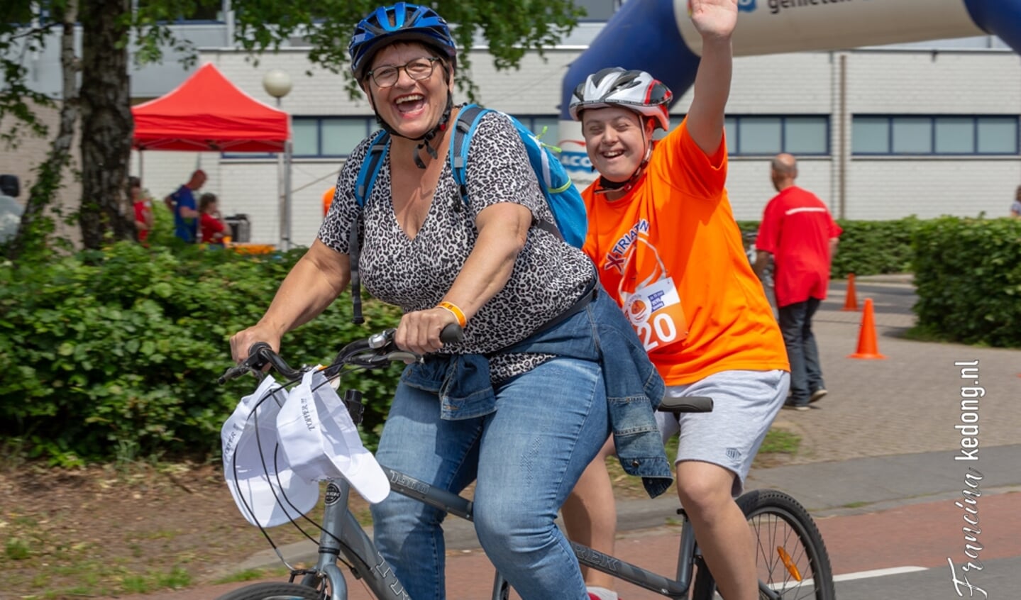 Samen genieten tijdens de tweede X-triathlon voor mensen met een beperking in Venray.