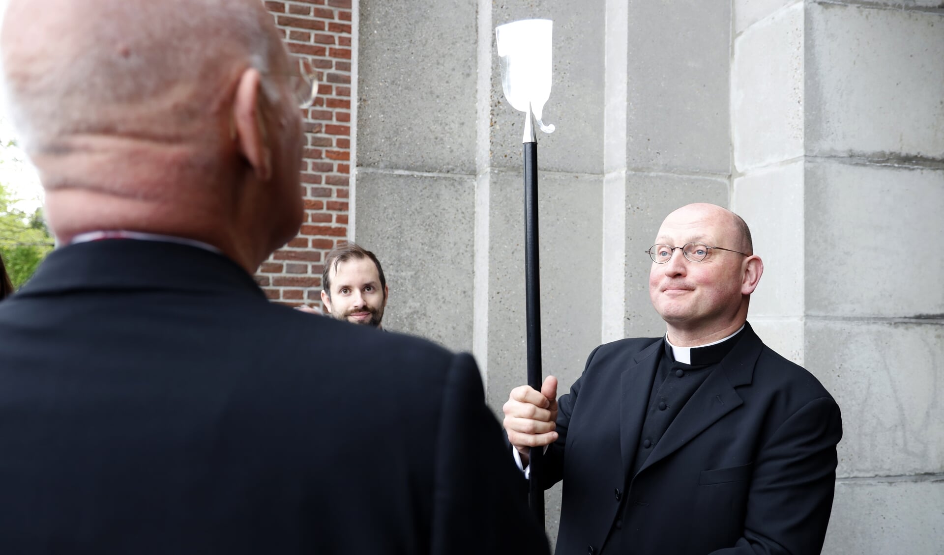 Ed Smeets voorafgaand aan zijn eerste dienst als deken in de Grote Kerk.