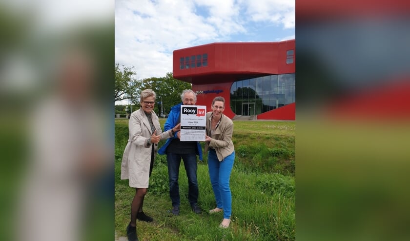 Foto: Linda Custers, Germy Thielen en Sies Liebrand voor het schoolgebouw van Gilde Opleidingen.