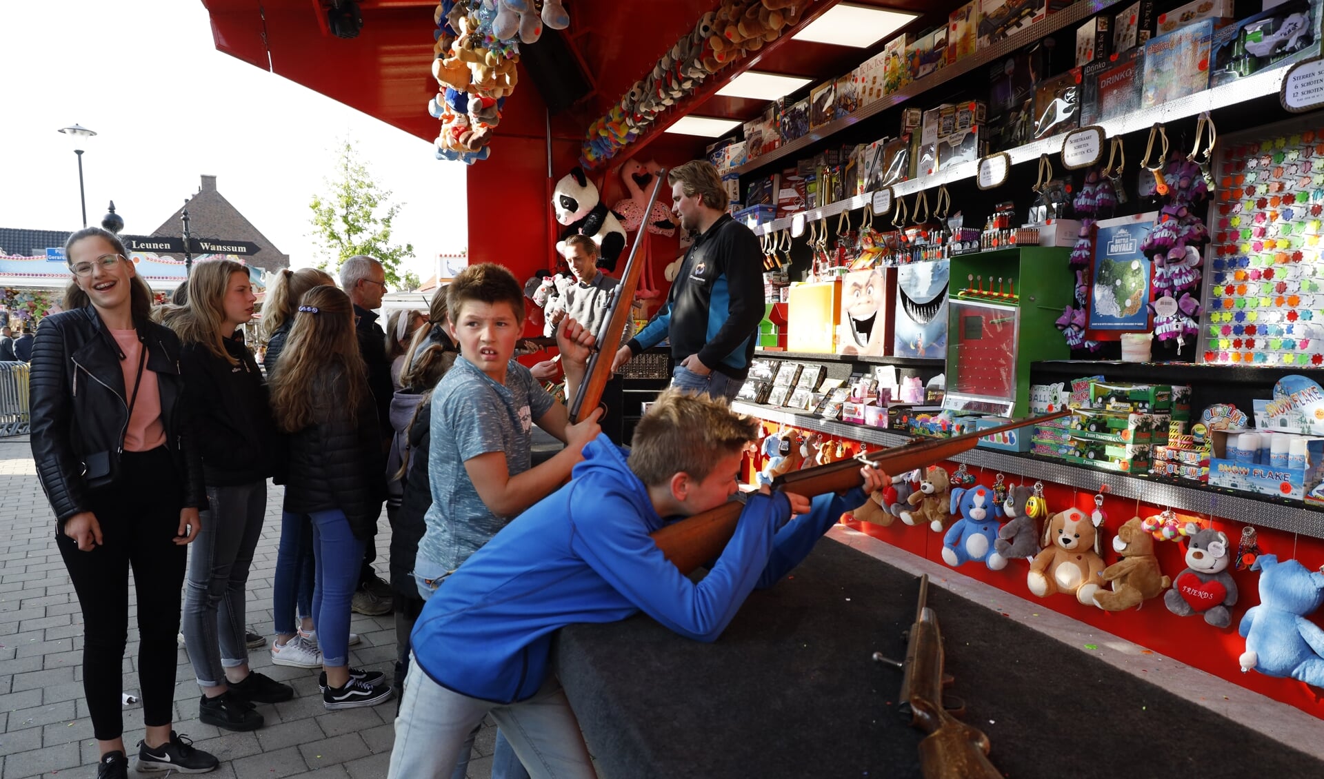 Jeugd vermaakt zich bij de schiettent tijdens de Oirlose kermis in mei 2019.