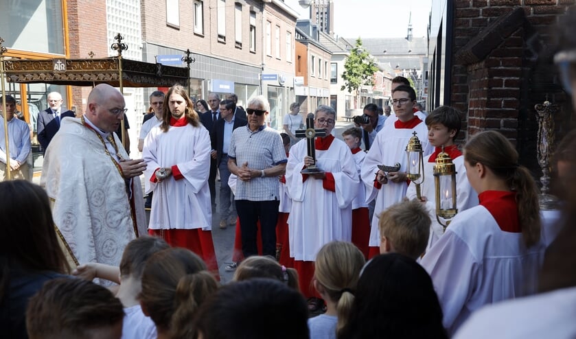 De sacramentsprocessie trok zondag door de straten van het winkelcentrum.