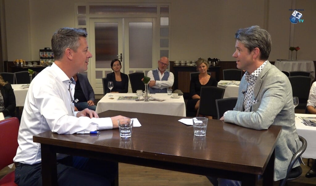 Lucien Peeters (rechts)  in gesprek met presentator Rob van Lieshout. Beeld: Audica Video.